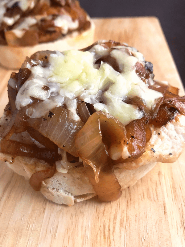 Open Faced French Onion Chicken Sandwiches on Meal Planning Mommies - Just 5 WW FreeStyle SmartPoints per serving.