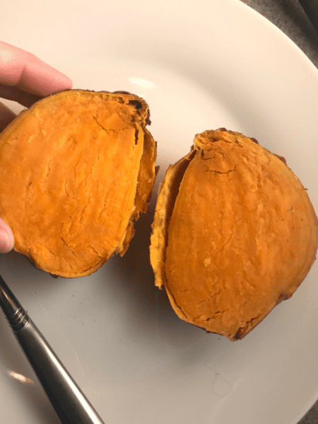 How to make baked sweet potatoes with your microwave.
