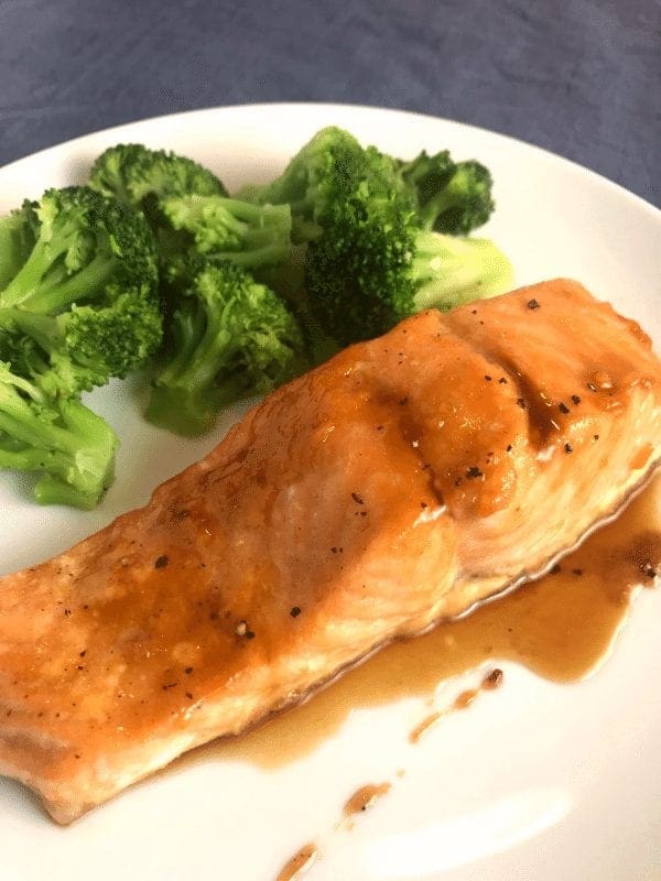 The absolute best salmon recipe: Apricot Glazed Salmon on Meal Planning Mommies!