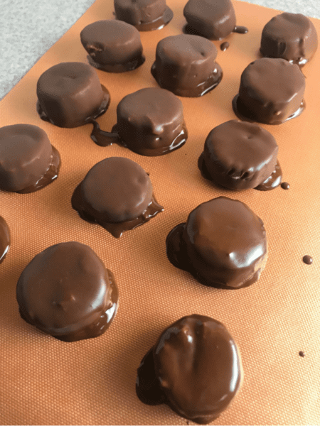 Delicious and healthy dark chocolate covered banana bites recipe on Meal Planning Mommies - Just 3 simple ingredients! A healthy snack for kids!